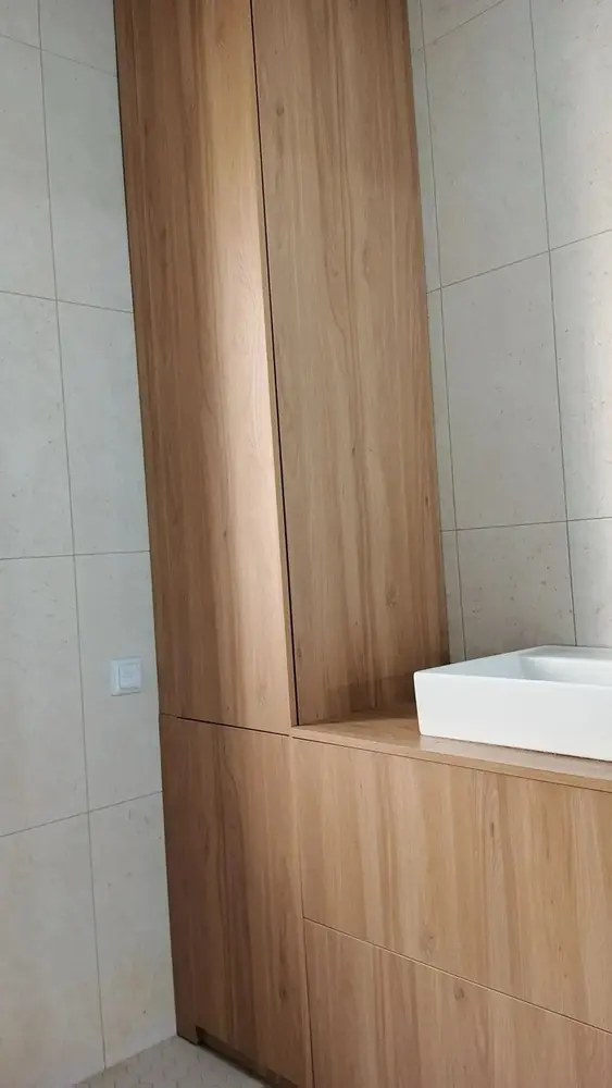 Ванная комната: тумба из дерева с накладной раковиной, крупноформатная плитка